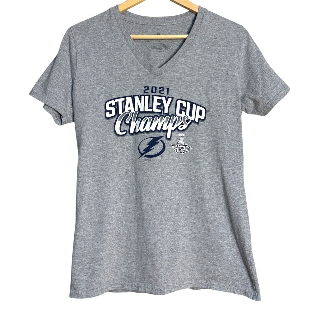 TAMPA BAY LIGHTNING 2021 Bolts Stanley Cup Champs V-Neck T-Shirt, Size S